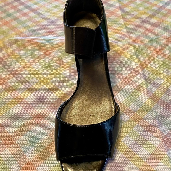 Patent leather heal with a peek a boo toe - Picture 6 of 12